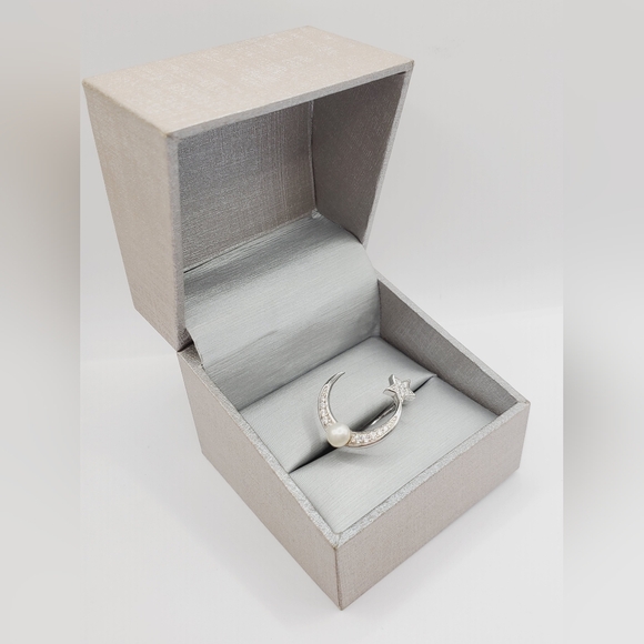 White Diamond Simulants & Pearl 925 Sterling Silver Moon & Star Ring - Picture 5 of 5